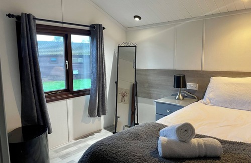 South Cerney Cabin | Cosy 3 Bed Lodge in South Cerney