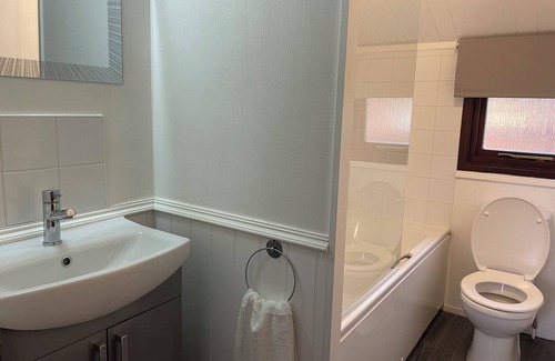 South Cerney Cabin | Cosy 3 Bed Lodge in South Cerney