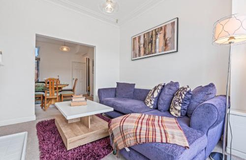 Hull House | Cosy 3-bedroom house, garden, fast wi-fi, 6 mins walk to Hull fair, 4 mins drive to MKM stadium perfect for Contractors, Families, HRI hospital locum staff and corporate guests