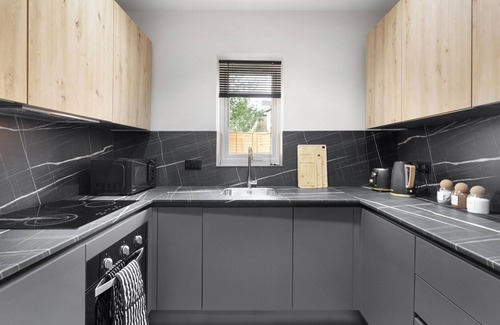 Grove Green Apartment | Cosy 3 bedroom London House with Garden & 2 bathrooms