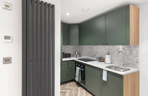 Grove Green Apartment | Cosy 3 bedroom London House with Garden & 2 bathrooms