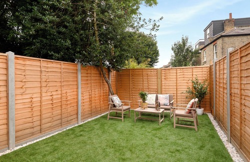 Grove Green Apartment | Cosy 3 bedroom London House with Garden & 2 bathrooms