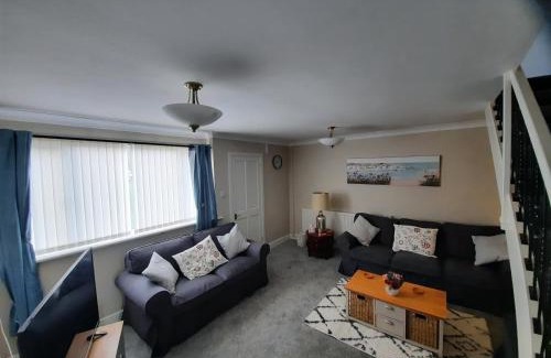Trentham House | Cosy 3 bedroom residential house, private garden, 30 minutes from Alton Towers, 5 minute walk to Trentham Gardens.