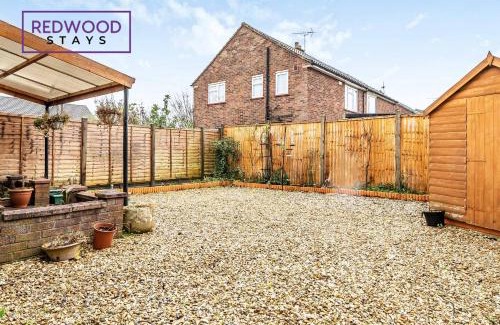 Camberley House | COSY 3 BEDROOM SERVICED HOUSE WITH FREE FAST WiFi AND PARKING FOR 2 CARS, ITS PERFECT FOR BUSINESS STAYS, FAMILIES, RELOCATIONS, EXTENDED STAYS AND EMERGENCY ACCOMMODATION by REDWOOD STAYS