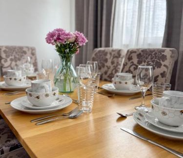 Tewkesbury Apartment | Cosy 3BR Flat With Free Parking Near Marina