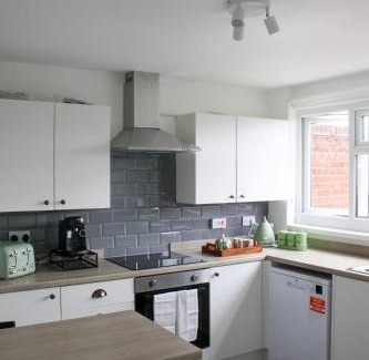 Tewkesbury Apartment | Cosy 3BR Flat With Free Parking Near Marina