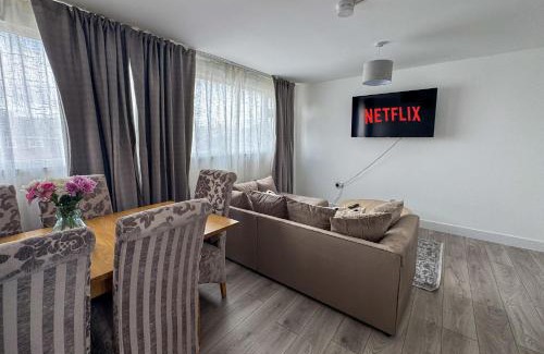 Tewkesbury Apartment | Cosy 3BR Flat With Free Parking Near Marina