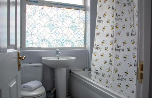 Tewkesbury Apartment | Cosy 3BR Flat With Free Parking Near Marina