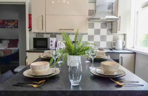 Birmingham Apartment | Cosy 3BR w/Smart TV , Wifi, Washer/Dryer & Parking near Utilita Arena