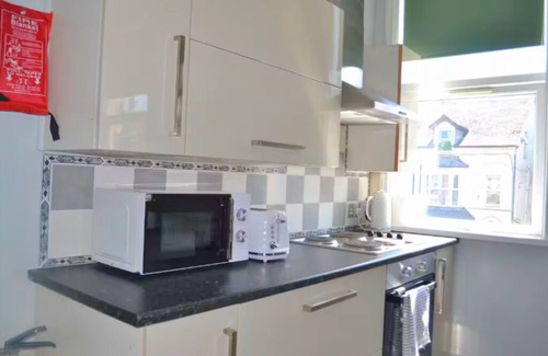 Birmingham Apartment | Cosy 3BR w/Smart TV , Wifi, Washer/Dryer & Parking near Utilita Arena