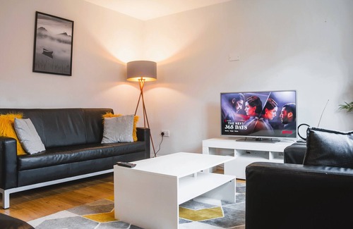 Newport Pagnell House | Cosy 5 Bedroom Home - On Site Parking, Free WiFi