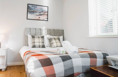 Newport Pagnell House | Cosy 5 Bedroom Home - On Site Parking, Free WiFi