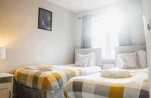 Newport Pagnell House | Cosy 5 Bedroom Home - On Site Parking, Free WiFi