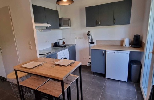 Razimbaud Apartment | Cosy air-conditioned studio with private parking