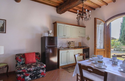 Castelfranco di Sopra Villa | Cosy apartment in villa for 3 guests with pool, WIFI, TV and patio