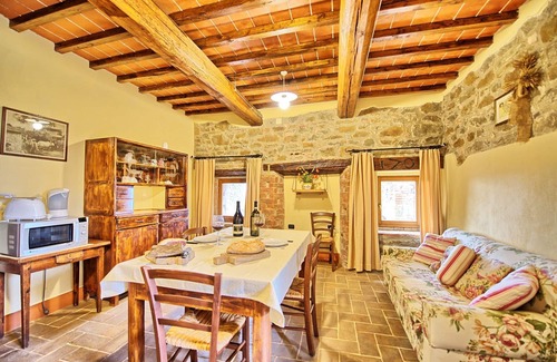 Castelnuovo Berardenga Apartment | Cosy apartment for 3 people with pool, WIFI, pets allowed and panoramic view