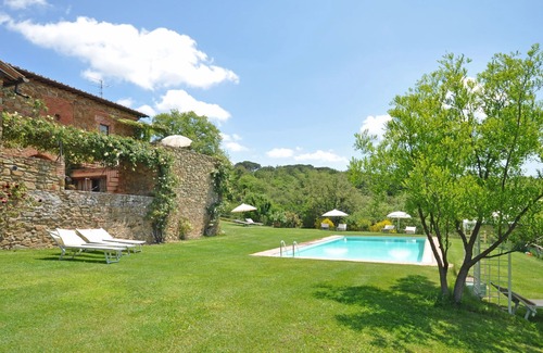 Castelnuovo Berardenga Apartment | Cosy apartment for 2 people with WIFI, A/C, pool, pets allowed and panoramic view