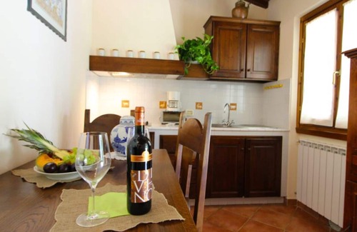 Castelfranco Piandisco Apartment | Cosy apartment for 3 guests with pool, WIFI and pets allowed