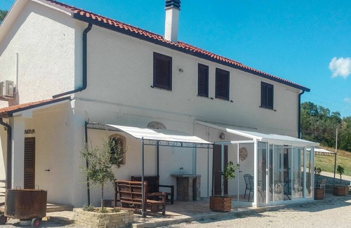 Cologna Spiaggia Villa | Cosy apartment in villa with pool, A/C, WIFI, hot tub, TV, patio, pets allowed and panoramic view