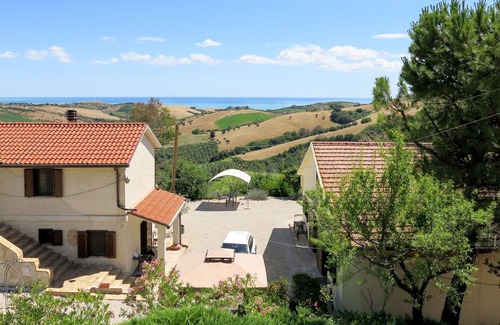 Cologna Spiaggia Villa | Cosy apartment in villa with pool, A/C, WIFI, hot tub, TV, patio, pets allowed and panoramic view