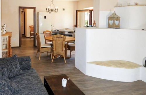 Cologna Spiaggia Villa | Cosy apartment in villa with WIFI, pool, hot tub, A/C, TV, patio, pets allowed, panoramic view