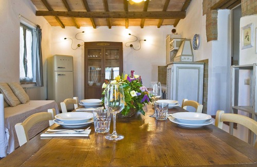 Montalcino Villa | Cosy apartment in villa for 4 guests with WIFI, pool, patio, pets allowed and panoramic view