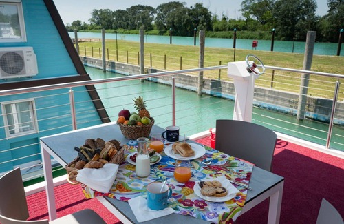 Lignano Sabbiadoro House | Cosy apartment in villa for 6 guests with pool, A/C, WIFI, TV, terrace and pets allowed