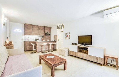 Cote d'Azur- French Riviera Apartment | Cosy apartment for 4 people with WIFI, A/C, pool, TV, patio and pets allowed