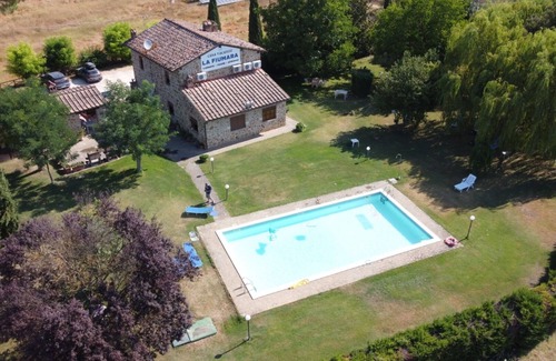 Poggiarello Villa | Cosy apartment in villa for 4 guests with pool, A/C and TV, close to Siena