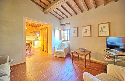 San Casciano in Val di Pesa Apartment | Cosy apartment with WIFI, pool, TV, pets allowed, panoramic view, parking, close to Greve In Chianti