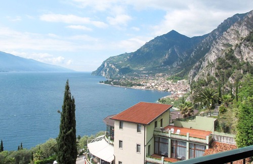 Limone sul Garda Apartment | Cosy apartment for 4 people with WIFI, pool, A/C, hot tub, TV and terrace