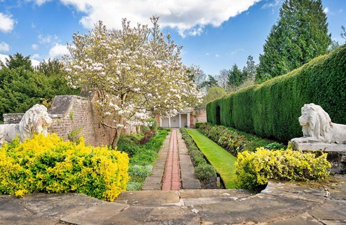 Thirsk Apartment | Cosy apartment for 4 people with WIFI, pool, hot tub and terrace