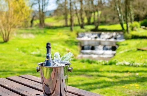 Thirsk Apartment | Cosy apartment for 4 people with WIFI, pool, hot tub and terrace