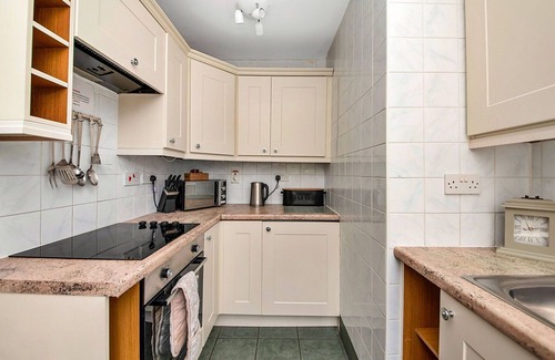 Thirsk Apartment | Cosy apartment for 6 guests with hot tub, pool, WIFI and terrace