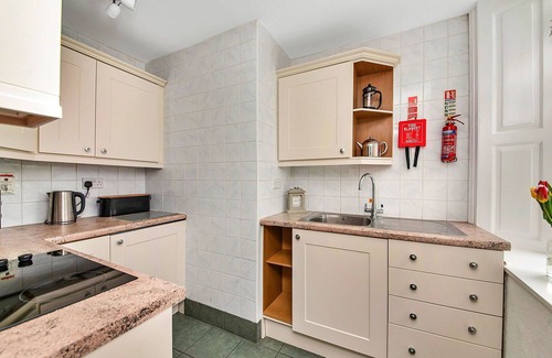Thirsk Apartment | Cosy apartment for 6 guests with hot tub, pool, WIFI and terrace