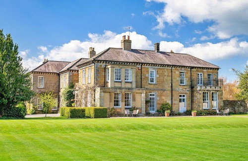 Thirsk Apartment | Cosy apartment for 6 guests with hot tub, pool, WIFI and terrace