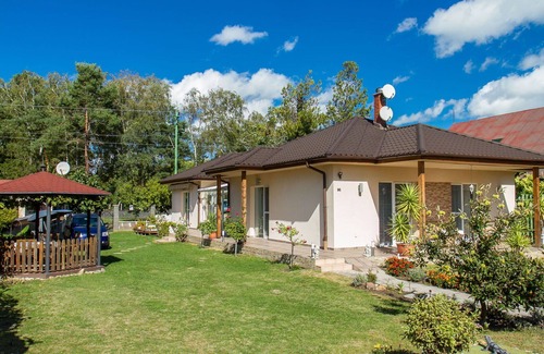 Balatonboglar Apartment | Cosy apartment for 5 people with WIFI, A/C, TV, patio and parking