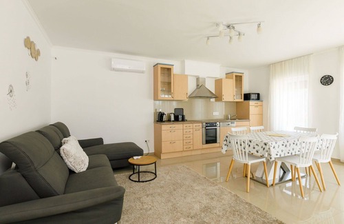 Balatonszarszo Apartment | Cosy apartment for 5 people with WIFI, A/C, TV and balcony