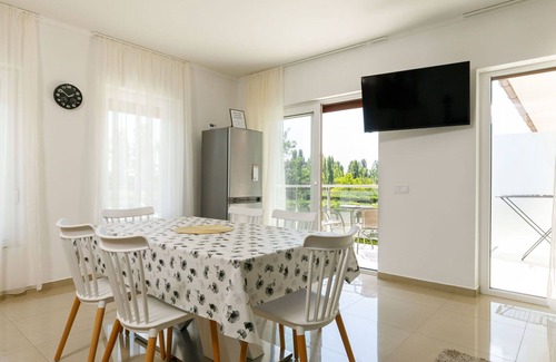 Balatonszarszo Apartment | Cosy apartment for 5 people with WIFI, A/C, TV and balcony