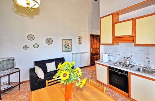 San Gimignano Apartment | Cosy apartment for 2 people with A/C, WIFI, pool, TV, patio and panoramic view