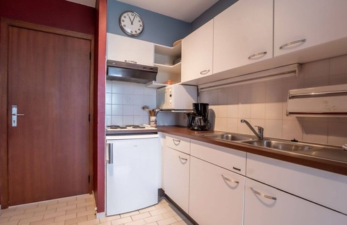 Bredene Apartment | Cosy apartment for 2 guests with WIFI, TV, balcony and pets allowed