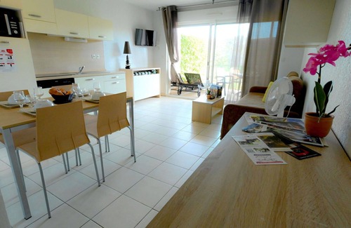 Azille Apartment | Cosy apartment for 2 guests with WIFI, pool, TV, terrace and pets allowed