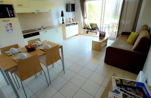 Azille Apartment | Cosy apartment for 2 guests with WIFI, pool, TV, terrace and pets allowed