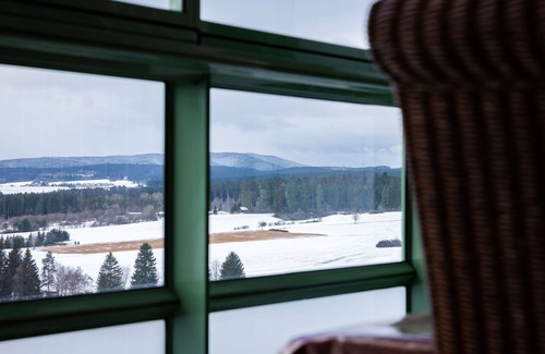 Loffingen Apartment | Cosy apartment for 3 people with pool, WIFI, TV, balcony and parking