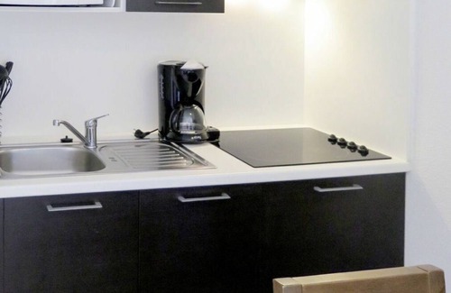 Aureilhan Apartment | Cosy apartment for 4 people with WIFI, pool, TV, terrace and pets allowed