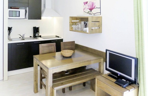 Aureilhan Apartment | Cosy apartment for 4 people with WIFI, pool, TV, terrace and pets allowed