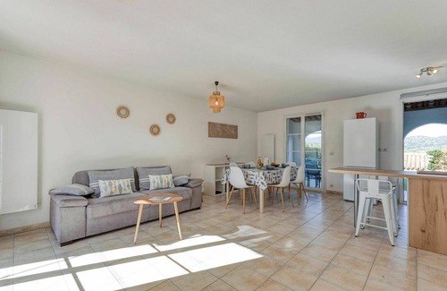 Cogolin Apartment | Cosy apartment for 4 guests with A/C, WIFI, pool, TV, patio, pets allowed and panoramic view