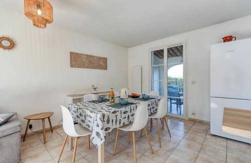 Cogolin Apartment | Cosy apartment for 4 guests with A/C, WIFI, pool, TV, patio, pets allowed and panoramic view
