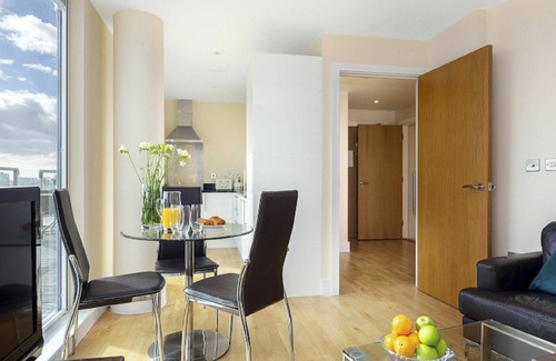 Isle of Dogs Apartment | Cosy apartment for 4 guests with WIFI, TV and balcony