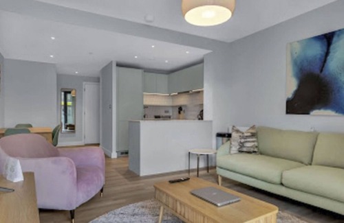 Wembley Park Apartment | Cosy apartment for 4 guests with WIFI, TV and terrace
